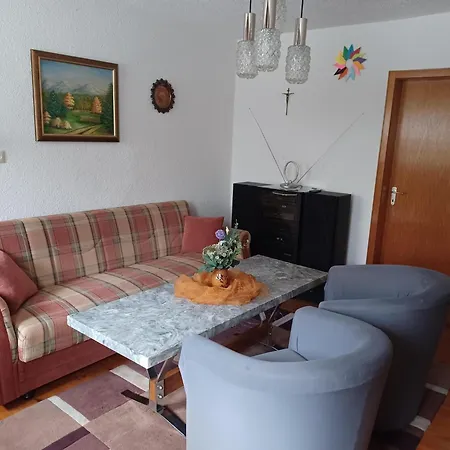 Schoenes Mit Grossem Garten Bei بيت للعطل